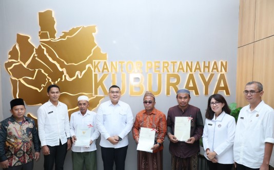 Kunjungi Kantah Kabupaten Kubu Raya, Wamen ATR/Waka BPN Serahkan Tiga Sertipikat Wakaf