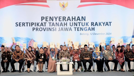 Serahkan 1.571 Sertipikat Elektronik di Kabupaten Batang, Wamen Ossy: Bentuk Komitmen Tingkatkan Layanan Pertanahan