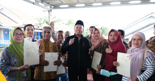 Serahkan Sertipikat Elektronik ke Rumah Warga Manggar Kota Balikpapan, Menteri Nusron Pastikan Tidak Ada Hambatan pada PTSL