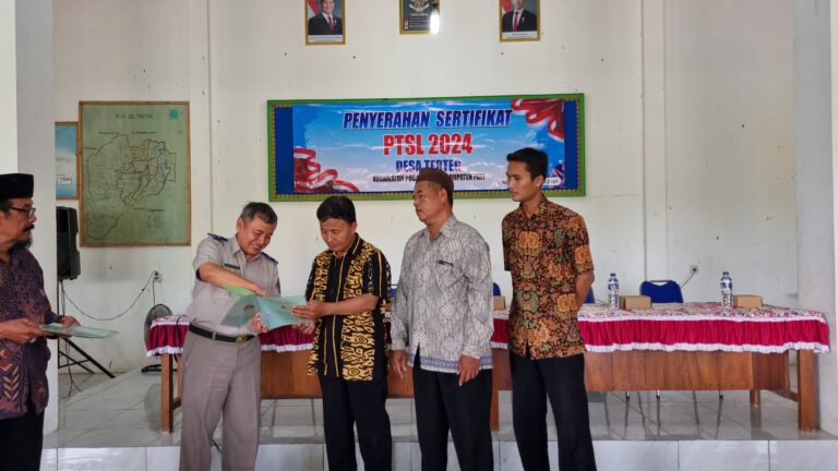Serahkan 187 Sertipikat Hasil PTSL di Desa Terteg, Ketua Tim 5 PTSL BPN Pati himbau Masyarakat untuk Simpan Sertipikat dengan Baik