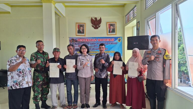 Ratusan Warga Desa Plukaran, Gembong Terima Sertipikat Hasil PTSL dari Kantor Pertanahan Kabupaten Pati