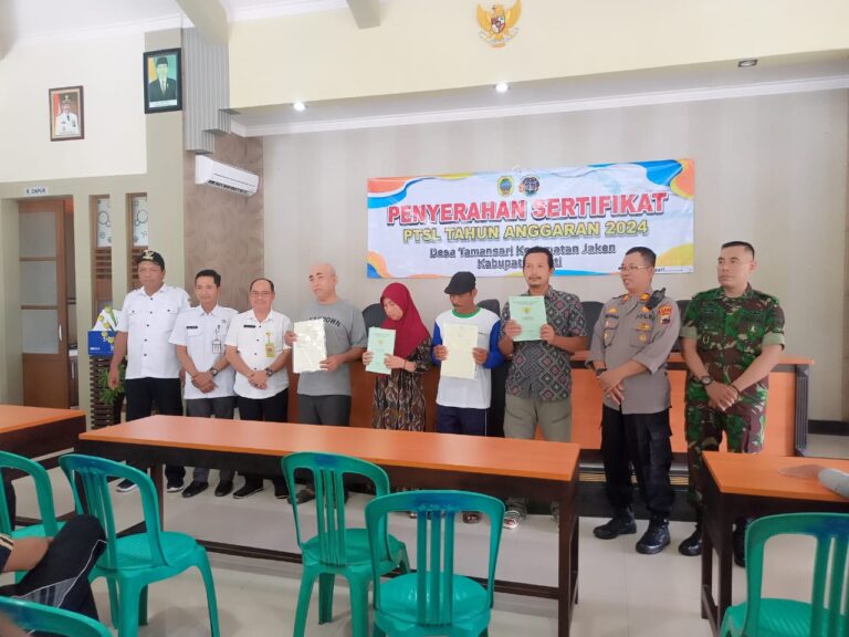 144 Sertipikat Hak Milik Hasil PTSL diserahkan kepada Warga Desa Tamansari, Kec. Jaken