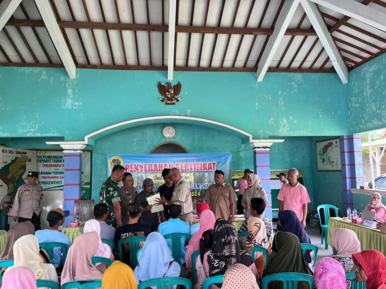 417 Sertipikat Hasil PTSL diserahkan Kepada Warga di Desa Jembulwunut, Gunungwungkal