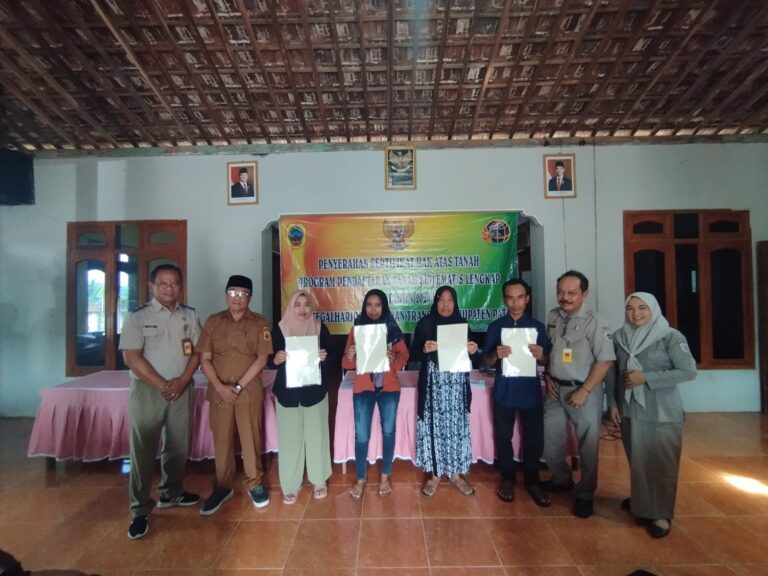 Warga Desa Tegalharjo, Trangkil Terima Sertipikat Hasil PTSL dari Kantor Pertanahan Kabupaten Pati