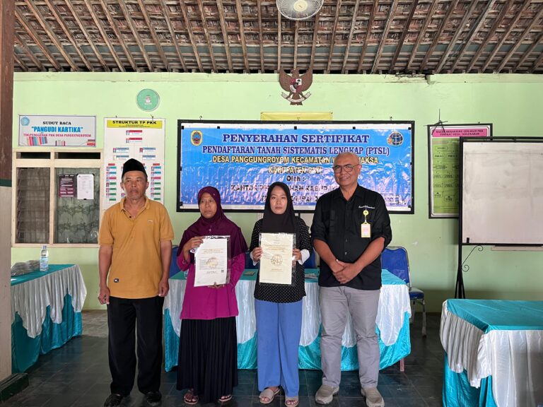 151 Sertipikat Hasil PTSL diserahkan Kepada Masyarakat di Desa Panggungroyom oleh BPN Pati
