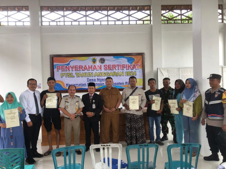 514 Sertipikat Hak Milik Hasil PTSL diserahkan kepada Warga Desa Ngening, Batangan
