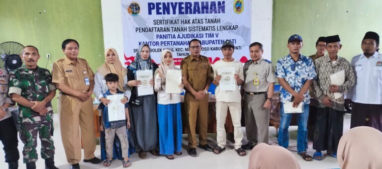 BPN Pati serahkan 493 Sertipikat Hasil PTSL di Desa cebolek Kidul, Margoyoso