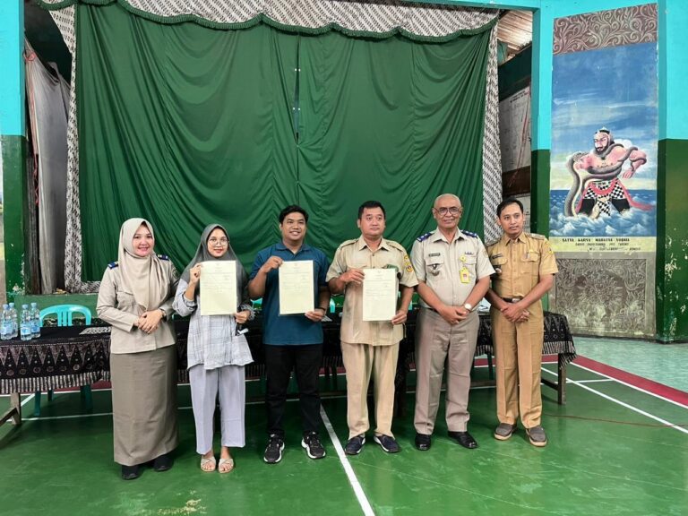 Kantah Kab Pati Serahkan Sertipikat Hasil PTSL Di Desa Bakaran Kulon, Juwana