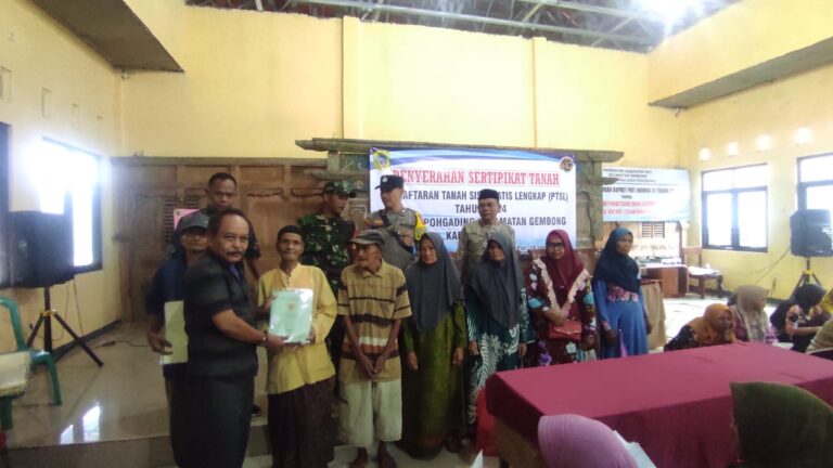 BPN PATI SERAHKAN SERTIPIKAT HASIL PTSL DI DESA POHGADING, GEMBONG