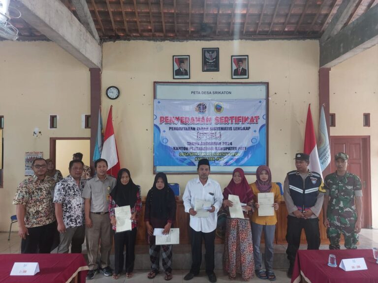 KANTAH KAB PATI SERAHKAN SERTIPIKAT HASIL PTSL DI DESA SRIKATON