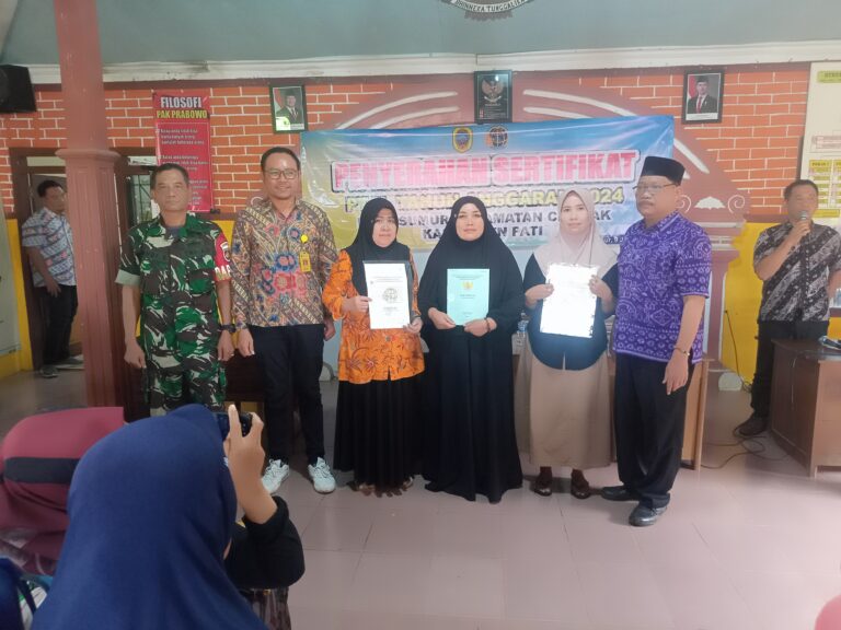 BPN Pati Serahkan Sertipikat Hasil PTSL Kepada Peserta PTSL Desa Sumur, Cluwak
