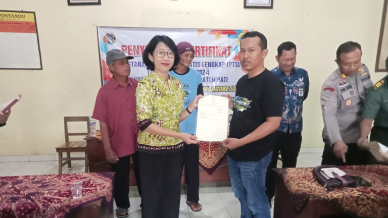 Kantor Pertanahan Kabupaten Pati Serahkan Sertipikat Hasil PTSL di Desa Jimbaran, Margorejo