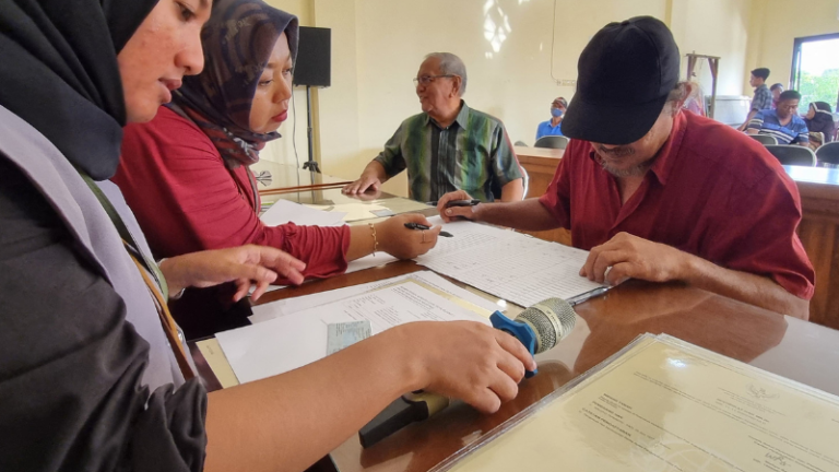 Kantah Kab Pati serahkan Sertipikat Hasil PTSL di Kelurahan Kalidoro, Pati