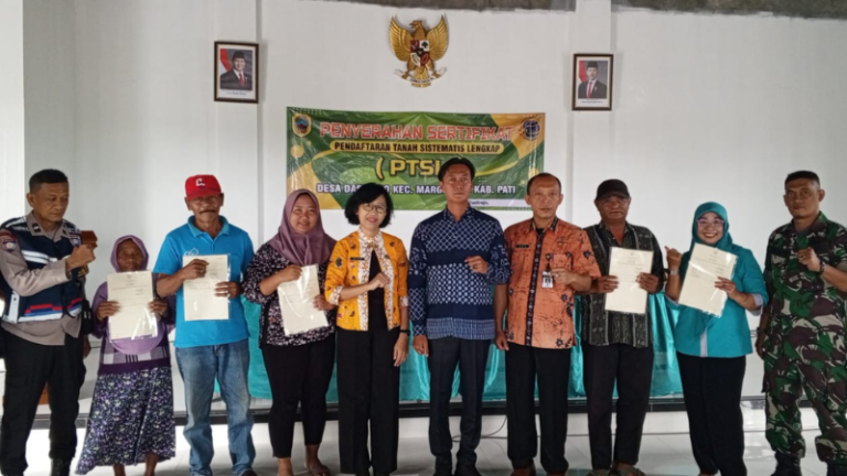 Kantor Pertanahan Kabupaten Pati serahkan 150 Sertipikat Hak Atas Tanah Hasil PTSL Di Desa Dadirejo, Margorejo