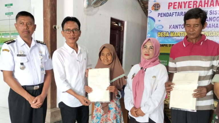 KANTOR PERTANAHAN KABUPATEN PATI MELALUI TIM 4 PTSL SERAHKAN SERTIPIKAT HASIL PTSL DI DESA MANTINGAN TENGAH, JAKENAN