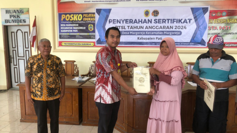 Kantah Kab Pati serahkan Sertipikat Hasil PTSL di Desa Margorejo, Margorejo