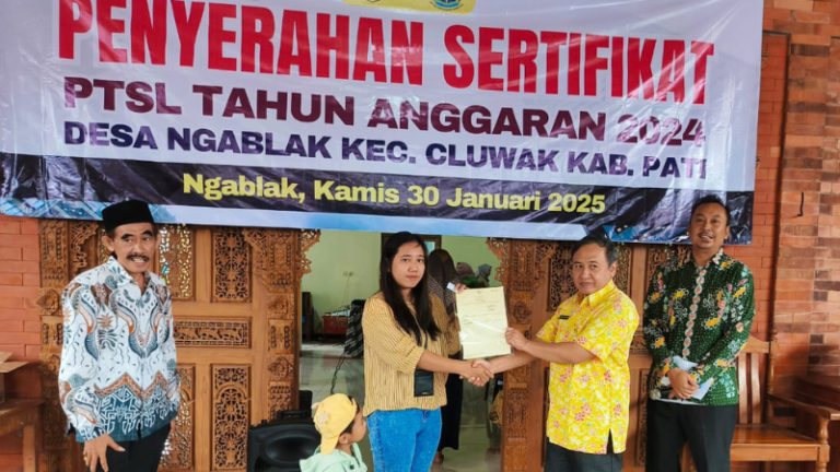 Kantah Kab Pati serahkan Sertipikat Hasil PTSL di Desa Ngablak, Cluwak