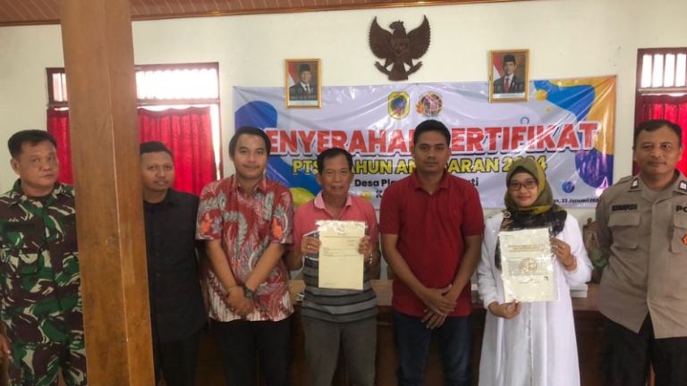 Kantor Pertanahan Kabupaten Pati Serahkan Sertipikat Hasil PTSL di Desa Plangitan, Pati