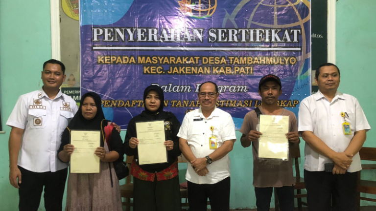 Kantor Pertanahan Kabupaten Pati Serahkan Sertipikat Hasil PTSL di Desa Tambahmulyo, Jakenan