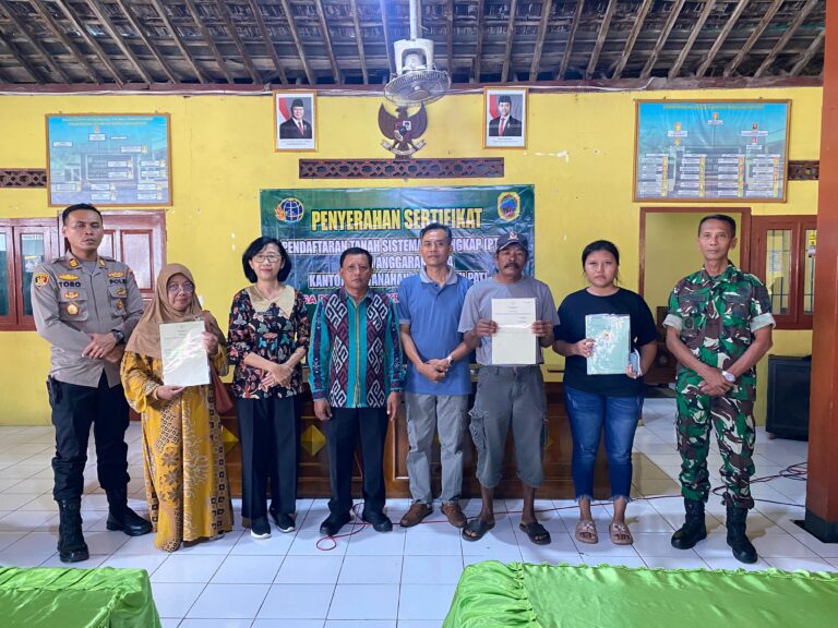 BPN PATI SERAHKAN RATUSAN SERTIPIKAT HASIL PTSL KEPADA WARGA DESA REJOAGUNG, TRANGKIL