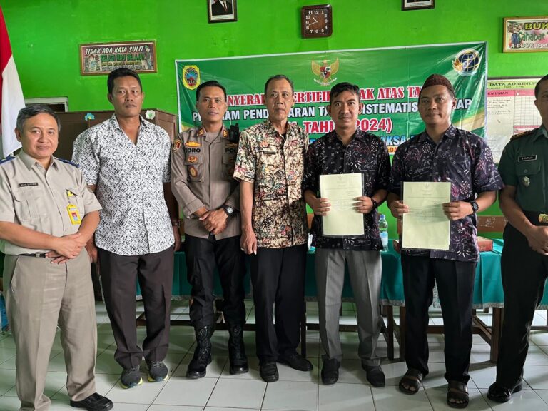 860 Sertipikat Hasil PTSL di Serahkan oleh Kantah Kab Pati di Desa Wedarijaksa