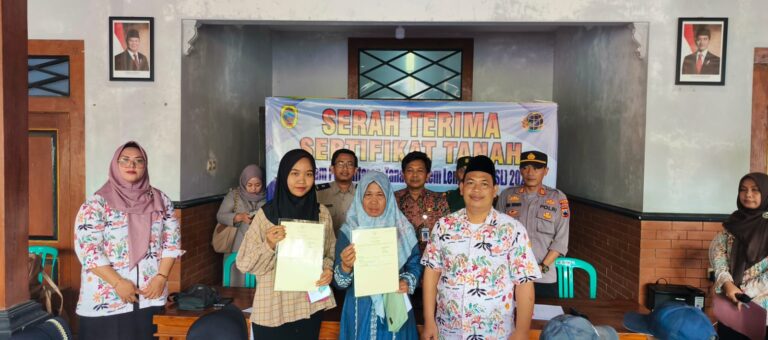 Masyarakat Desa Bulumanis Lor, Margoyoso Terima Sertipikat Hasil PTSL dari BPN Pati