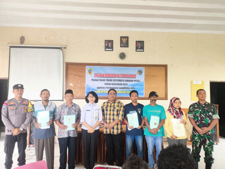 Kantah Kab Pati Serahkan Sertipikat Hasil PTSL di Desa Ketanggan, Gembong