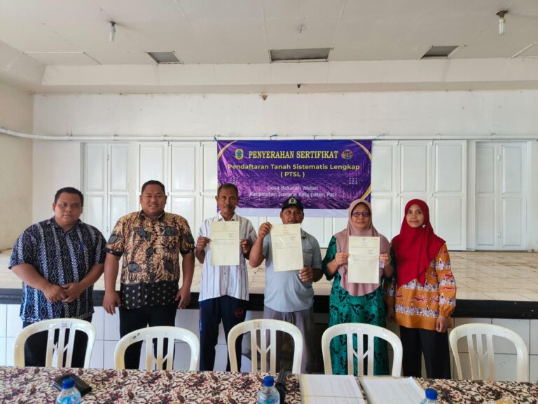 KANTAH KAB PATI SERAHKAN 551 SERTIPIKAT HASIL PTSL KEPADA PESERTA PTSL DESA BAKARAN WETAN, JUWANA