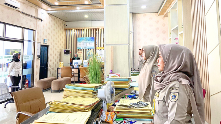 Tingkatkan Rasa Nasionalisme Pada Pegawai dan Pengunjung, Kantah Kab Pati Memperdengarkan Pancasila pada Selasa, 18 Februari 2025