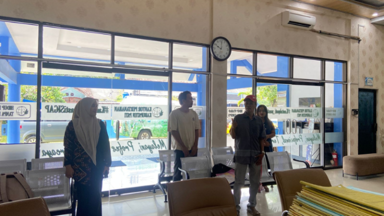 Kantor Pertanahan Kabupaten Pati Memperdengarkan Lagu Kebangsaan Indonesia Raya – Kamis, 13 Februari 2025