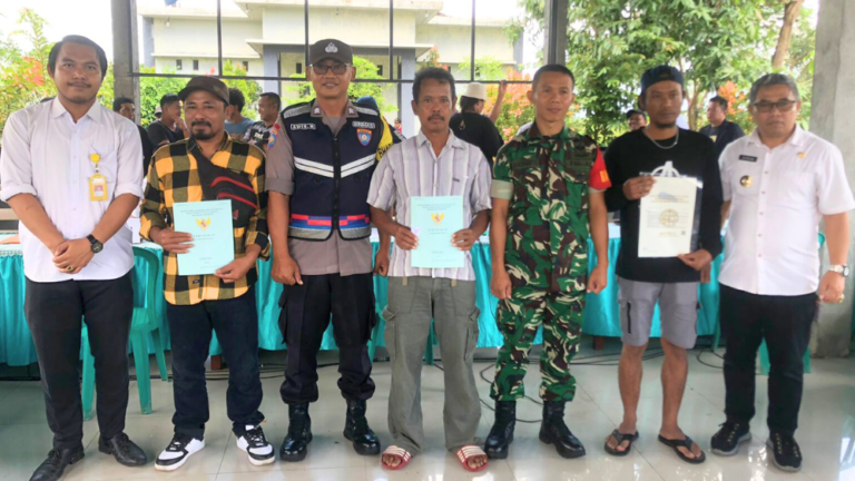 Kantah Kab Pati Serahkan Sertipikat Hak Atas Tanah Hasil PTSL di Desa Kedumulyo, Sukolilo