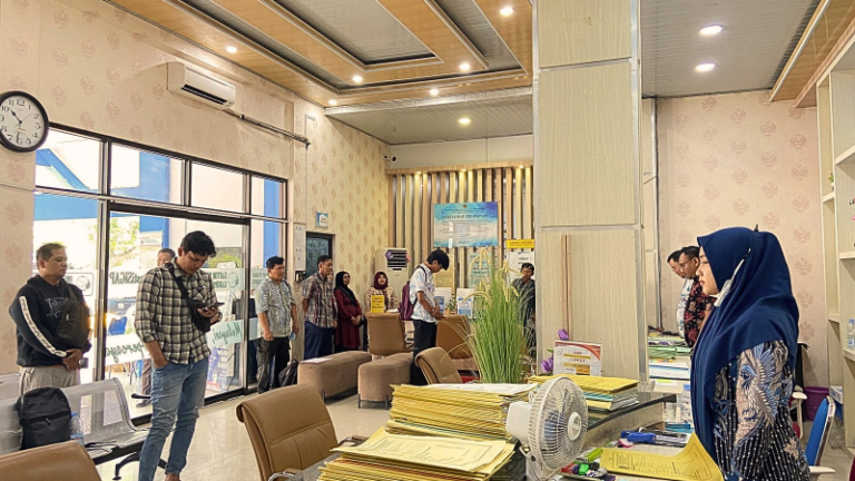 Kantor Pertanahan Kabupaten Pati Memperdengarkan Lagu Kebangsaan Indonesia Raya pada Kamis, 20 Februari 2025