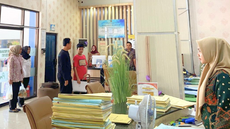 Kantor Pertanahan Kabupaten Pati Memperdengarkan Lagu Kebangsaan Indonesia Raya pada Kamis, 27 Februari 2025