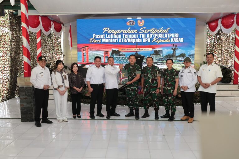 Komitmen Menyelesaikan Persoalan Aset TNI, Menteri Nusron Serahkan Sertipikat Tanah untuk Puslatpur TNI AD Terluas se-Asia