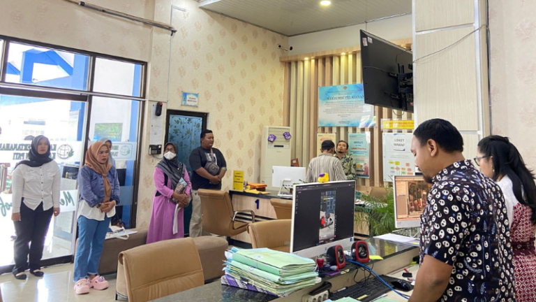 Kantor Pertanahan Kabupaten Pati Memperdengarkan Lagu Kebangsaan Indonesia Raya – Kamis, 20 Maret 2025