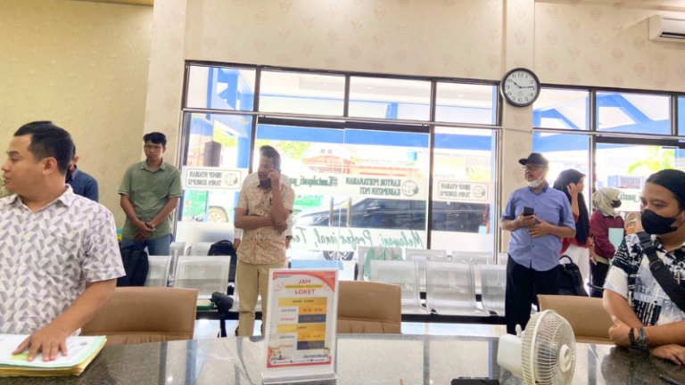 Kantor Pertanahan Kabupaten Pati memperdengarkan Lagu Indonesia Raya pada 15 Mei 2025