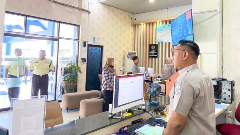  Kantor Pertanahan Kabupaten Pati Memperdengarkan Lagu Kebangsaan Indonesia Raya pada 19 Mei 2025