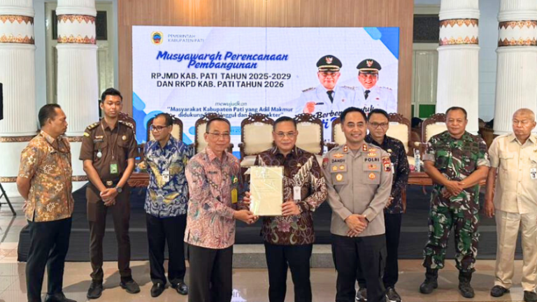 Kepala Kantor Pertanahan Kabupaten Pati, Jaka Pramono serahkan sertipikat milik Kepolisian Republik Indonesia