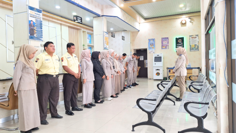 Briefing Loket 10 Juni 2025, Manager Loket Tekankan Petugas untuk menerapkan 5S
