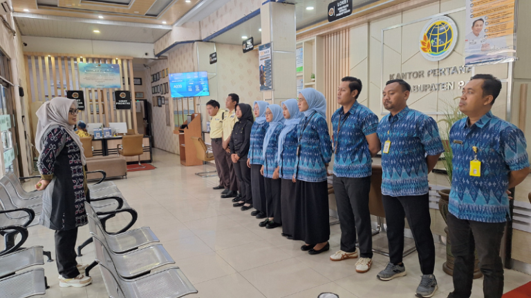 Kantor Pertanahan Kabupaten Pati Gelar Briefing Petugas Loket Sebelum Pelayanan dimulai pada 12 Juni 2025