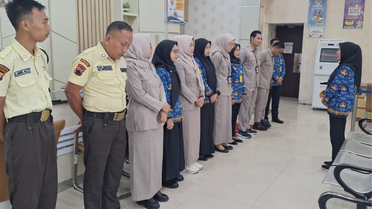 Kantor Pertanahan Kabupaten Pati Gelar Briefing Petugas Loket Sebelum Pelayanan dimulai pada 17 Juni 2025