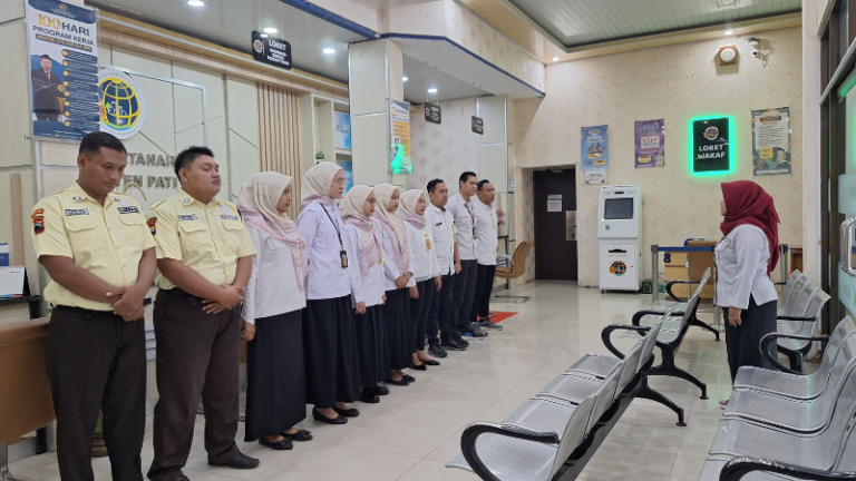 Kantor Pertanahan Kabupaten Pati Gelar Briefing Petugas Loket Sebelum Pelayanan dimulai pada 18 Juni 2025