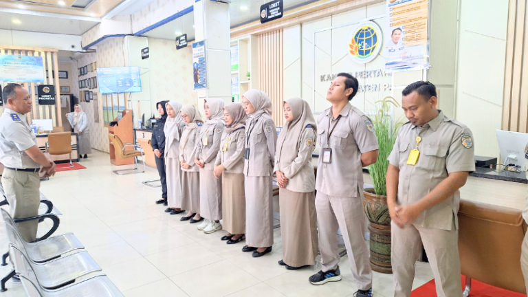 Kantor Pertanahan Kabupaten Pati Gelar Briefing Petugas Loket Sebelum Pelayanan dimulai pada 24 Juni 2025