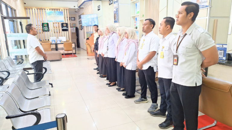 Kantor Pertanahan Kabupaten Pati Gelar Briefing Petugas Loket Sebelum Pelayanan dimulai pada 25 Juni 2025