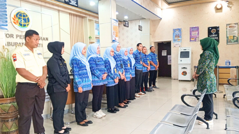 Kantor Pertanahan Kabupaten Pati Gelar Briefing Petugas Loket Sebelum Pelayanan dimulai pada 26 Juni 2025