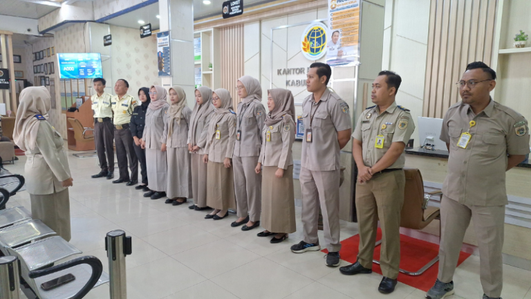 Kantor Pertanahan Kabupaten Pati kembali menggelar briefing rutin bagi petugas loket dan satpam yang bertugas pada 3 Juni 2025