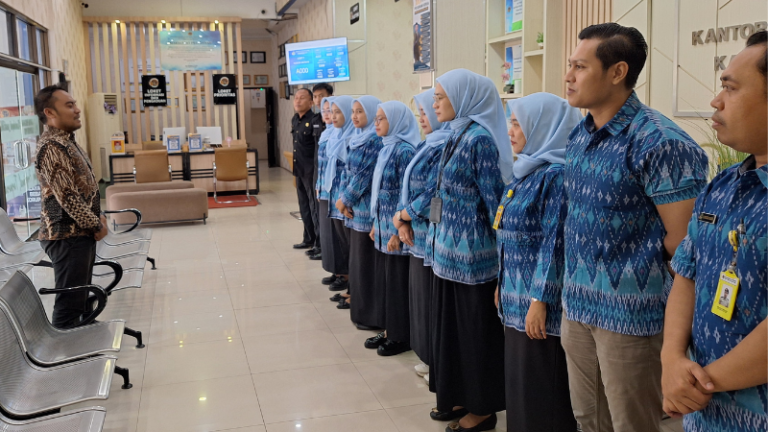 Kantor Pertanahan Kabupaten Pati kembali menggelar briefing rutin bagi petugas loket dan satpam yang bertugas pada 5 Juni 2025