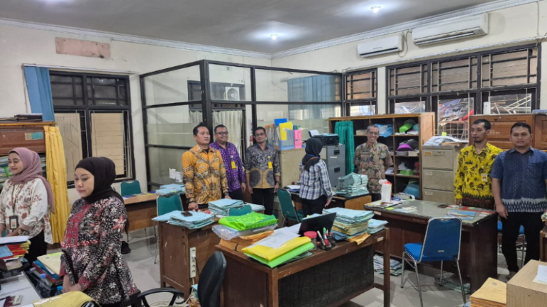 Kantor Pertanahan Kabupaten Pati memperdengarkan Lagu Kebangsaan Indonesia pada 5 Juni 2025