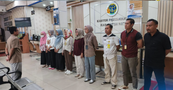 Kantor Pertanahan Kabupaten Pati Gelar Briefing Petugas Loket Sebelum Pelayanan dimulai pada 13 Juni 2025