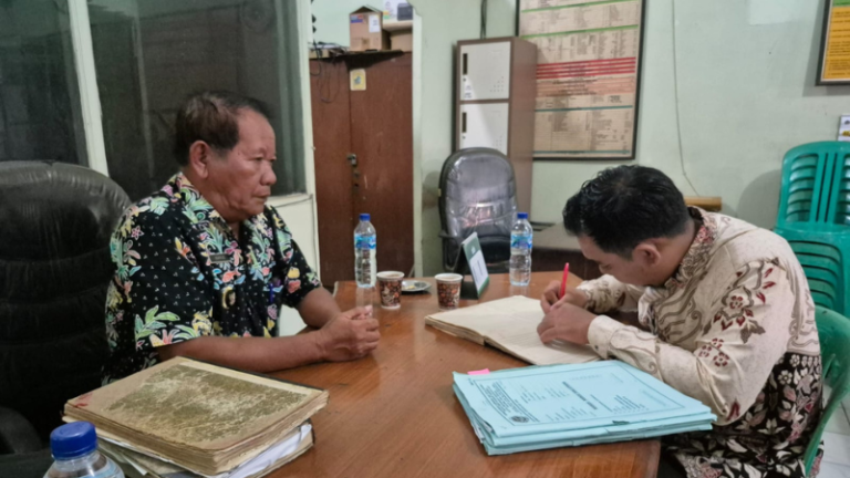 Panitia A Kantor Pertanahan Kabupaten Pati melaksanakan pencoretan dokumen Letter C Di Desa Growong Kidul, Juwana